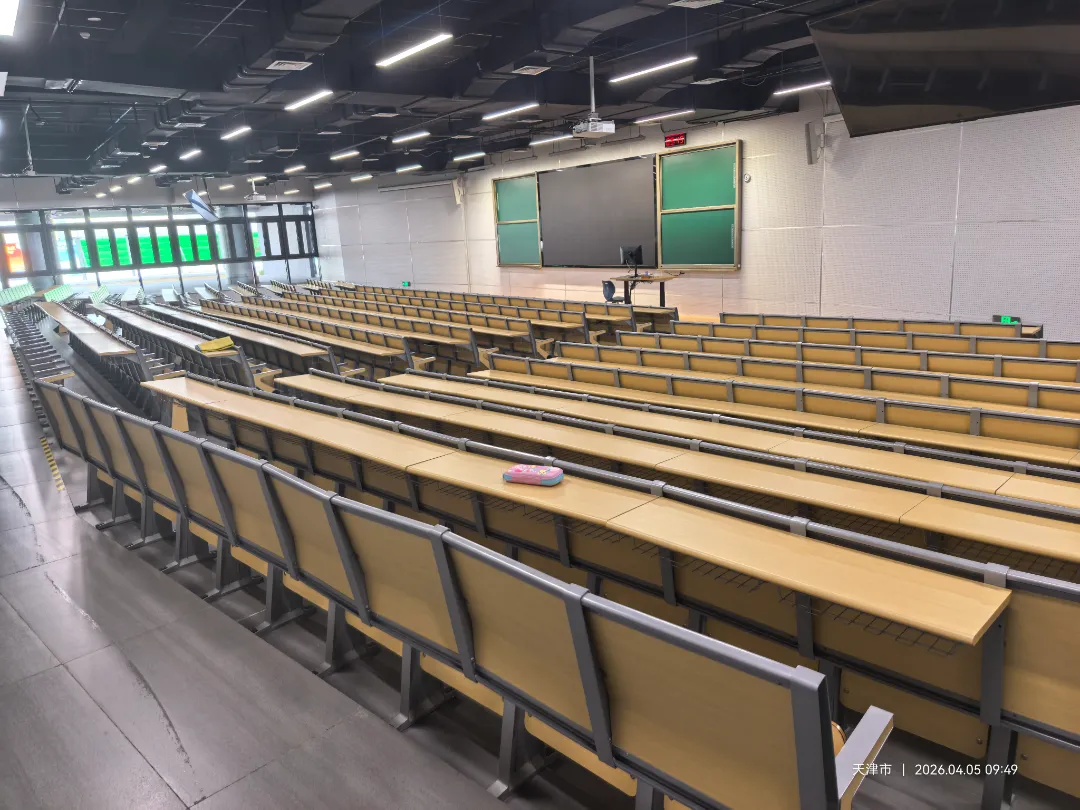 教室很大而且很新,还有隔音 教室