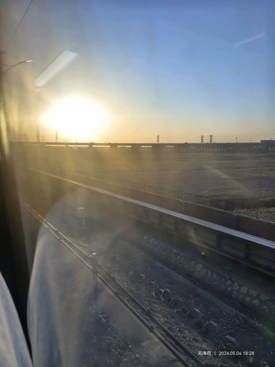 来的时候在轻轨上拍的夕阳,主要是没有座位,我俩一直看外面 来的时候在轻轨上拍的夕阳