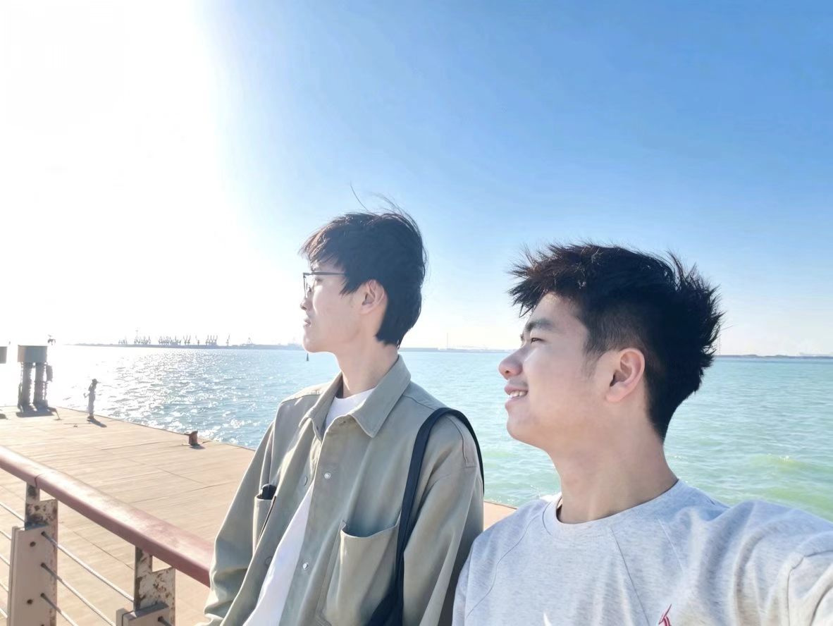 小朱拍的我俩的侧脸和海之背景 小朱拍的我俩的侧脸和海之背景